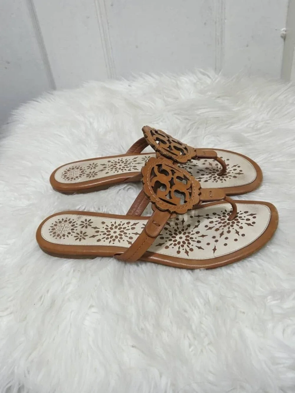 Tory Burch Miller Leather Scallop Logo Flat  Sandal Thong Tan/Cream Size 9M $225